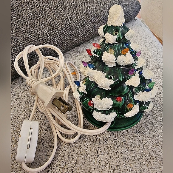#Vintage 1970's #Ceramic Snow-Capped Mini #Christmas Tree 4.5" Tall - Picture 2 of 11